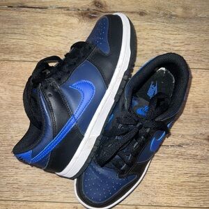 NIKE - kids - dunks - size 4.5Y